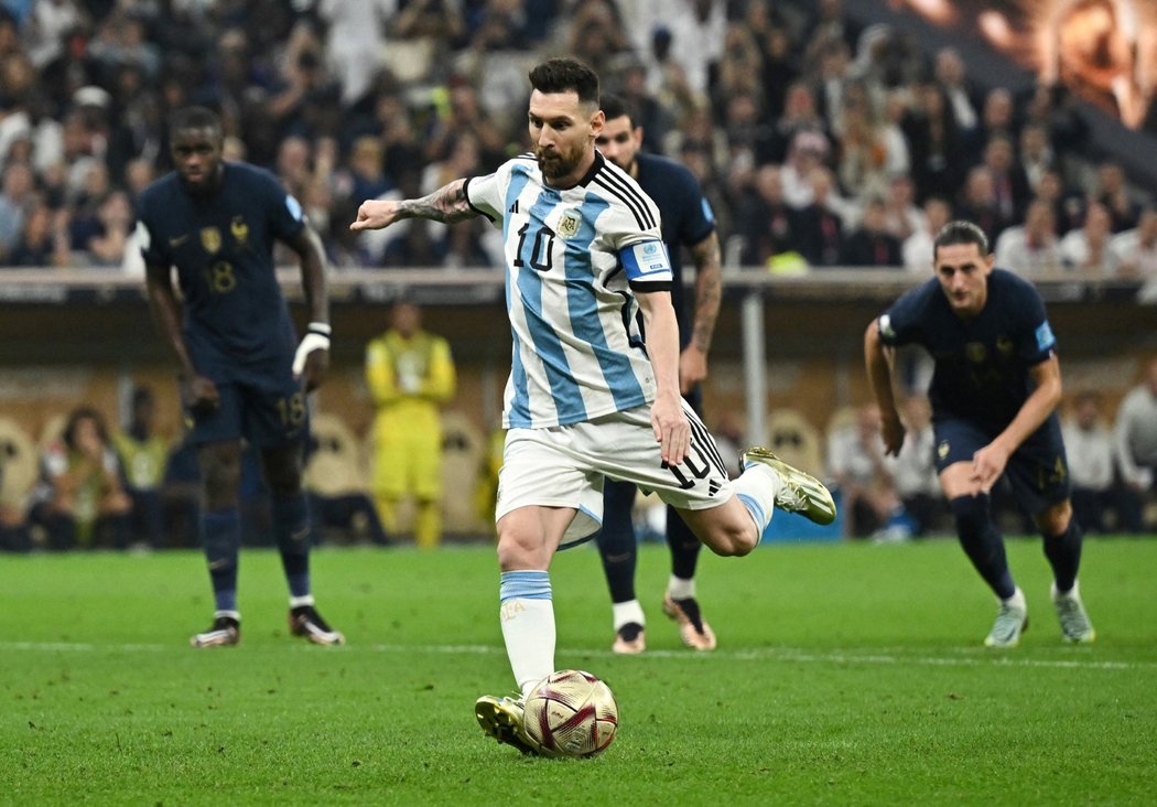 Lionel Messi proměnil ve 23. minutě pokutový kop