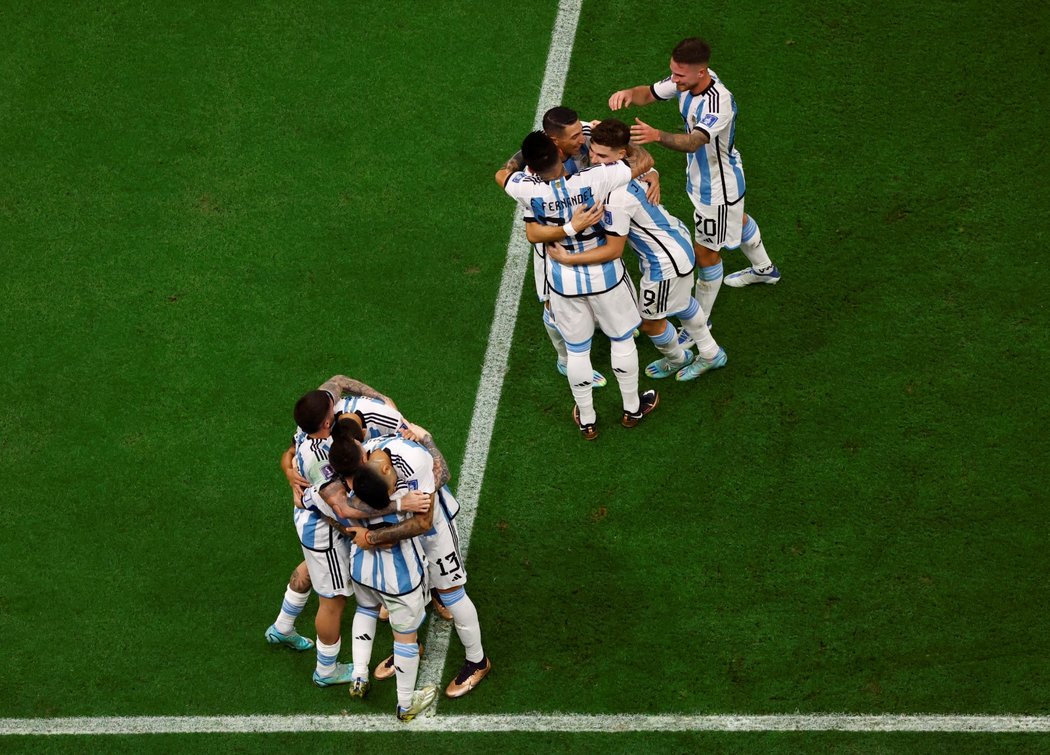 Argentinští fotbalisté se radují z penaltové trefy Lionela Messiho