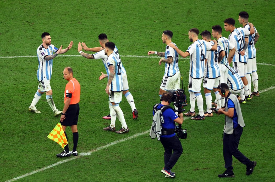 Lionel Messi se vrací mezi spoluhráče po proměněné penaltě