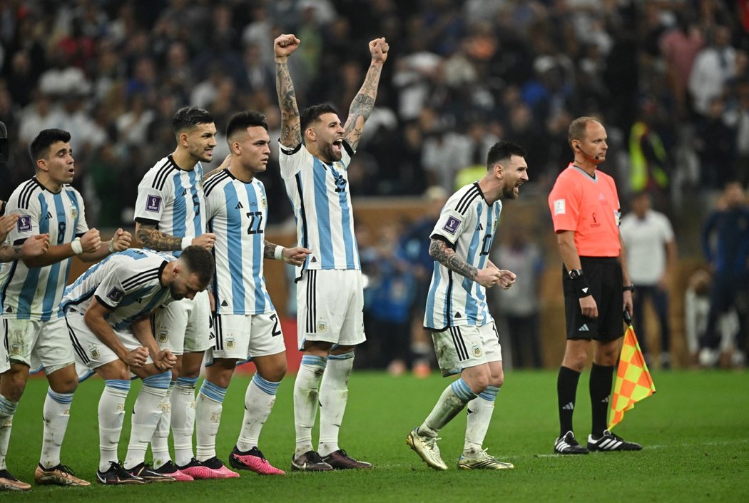 Lionel Messi se raduje se spoluhráči během penaltového rozstřelu