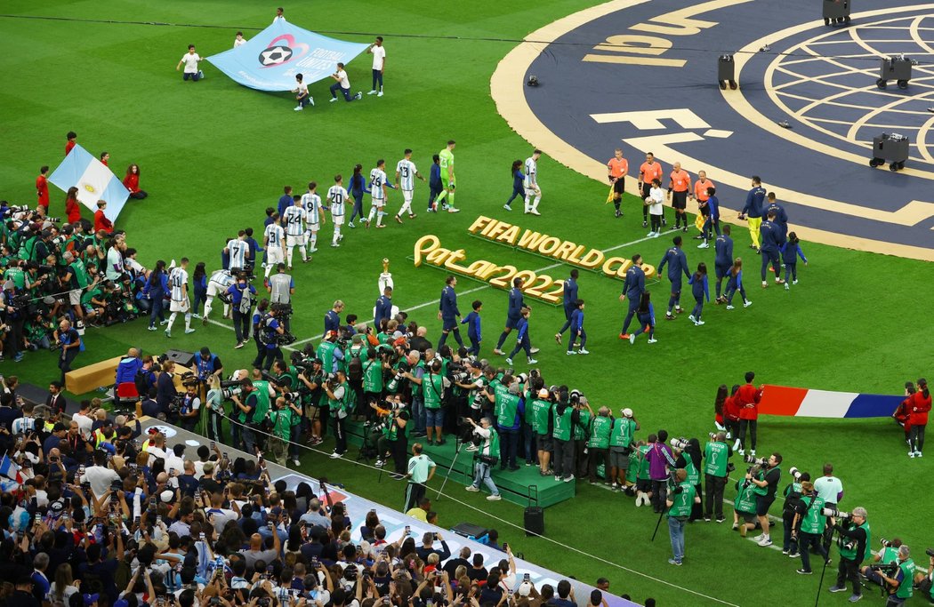 Fotbalisté Francie a Argentiny nastupují na hřiště před finále mistrovství světa