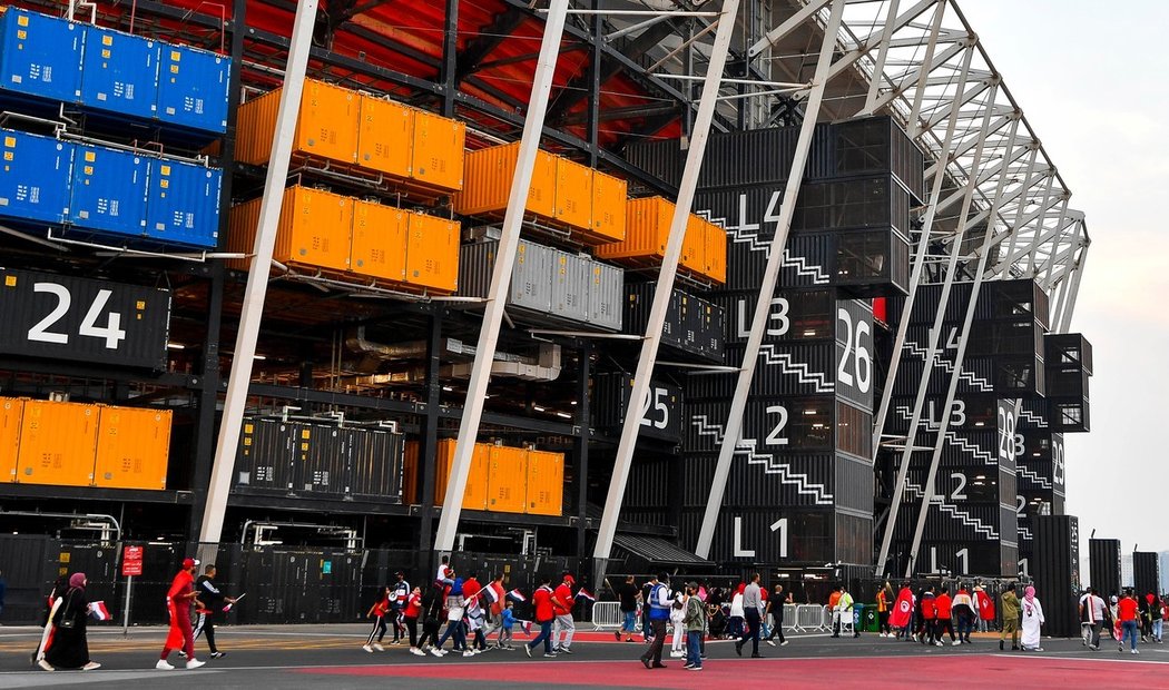 K výstavbě stadionu bylo použito 974 kontejnerů, i proto aréna nese název Stadium 974