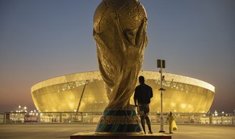 Katar čelí kritice kvůli šampionátu, ale o jeho zkapalněný plyn je rvačka