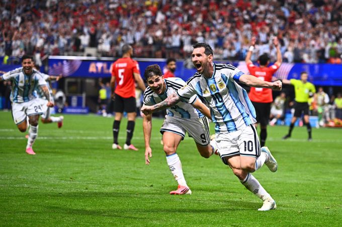 Argentina - Egypt 3:2. Neskutečný obrat! Messi nedal penaltu, pak řídil otočku a plakal štěstím Argentina - Egypt 3:2. Neskutečný obrat! Messi nedal penaltu, pak řídil otočku a plakal štěstím