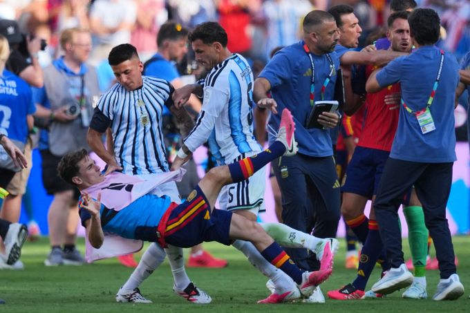 Vysoké tresty pro Argentince za finále MS: Paredes má STOP na 10 zápasů, pykat budou i další Vysoké tresty pro Argentince za finále MS: Paredes má STOP na 10 zápasů, pykat budou i další