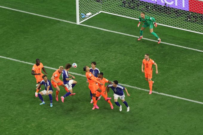 Nizozemsko - Japonsko 2:2. Všechny góly po změně stran, Kamada srovnal v úplném závěru Nizozemsko - Japonsko 2:2. Všechny góly po změně stran, Kamada srovnal v úplném závěru
