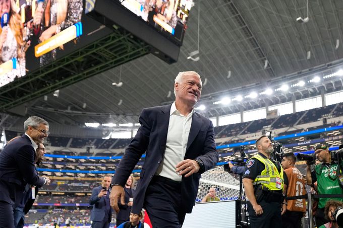 „Vyvolený“ Deschamps se loučí. Pro některé byl jako táta, říká bývalý útočník. Přijde Zidane „Vyvolený“ Deschamps se loučí. Pro některé byl jako táta, říká bývalý útočník. Přijde Zidane