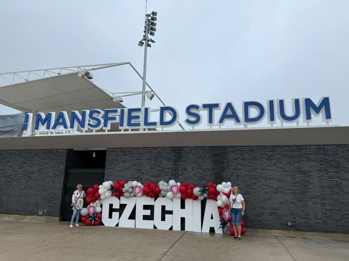 MS ve fotbale ONLINE: Fanoušci v Mansfieldu míří na otevřený trénink české reprezentace MS ve fotbale ONLINE: Fanoušci v Mansfieldu míří na otevřený trénink české reprezentace