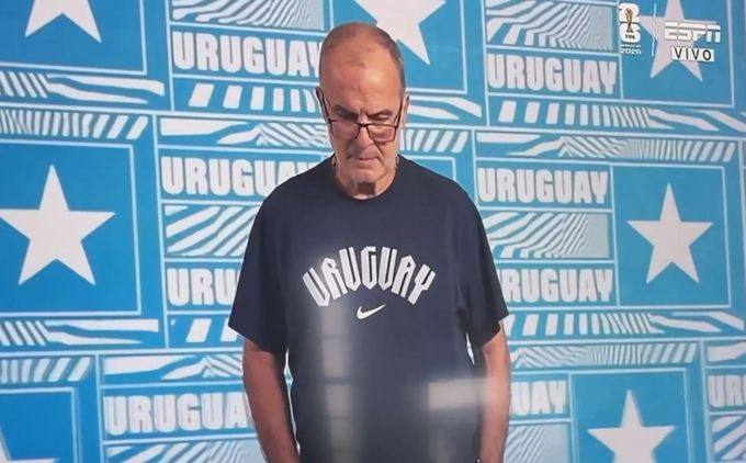 MS ve fotbale ONLINE: Proč Bielsa při focení zíral dolů? Anglický bek přijde o turnaj MS ve fotbale ONLINE: Proč Bielsa při focení zíral dolů? Anglický bek přijde o turnaj