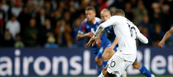 Ještě pět minut před koncem přípravného utkání proti Islandu prohrávala Francie o dva góly, v 89. minutě vyrovnal Kylian Mbpapé z penalty