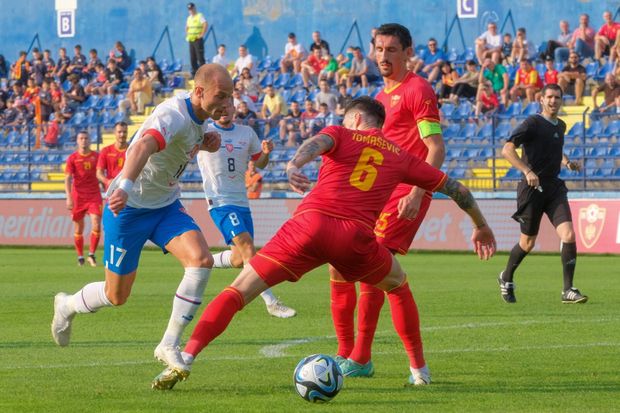 Český záložník Václav Černý se snaží obejít Zarka Tomaševiče z Černé Hory Český záložník Václav Černý se snaží obejít Zarka Tomaševiče z Černé Hory