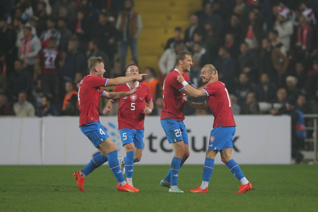 Čeští fotbalisté se radují z vyrovnávající branky Václava Černého