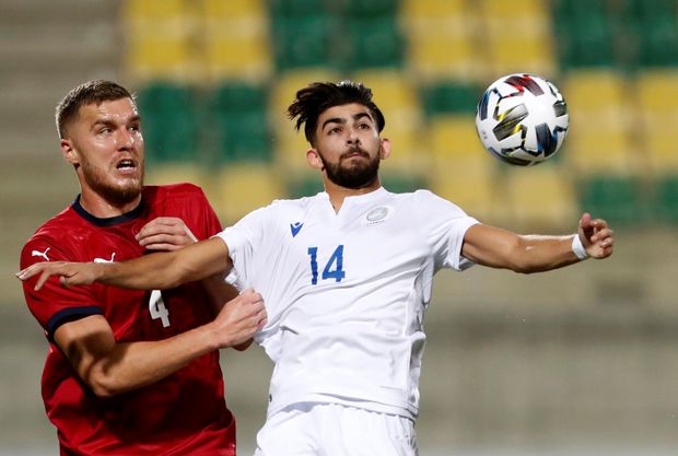 Tomáš Petrášek brání kyperského Andronikose Kakoullise Tomáš Petrášek brání kyperského Andronikose Kakoullise