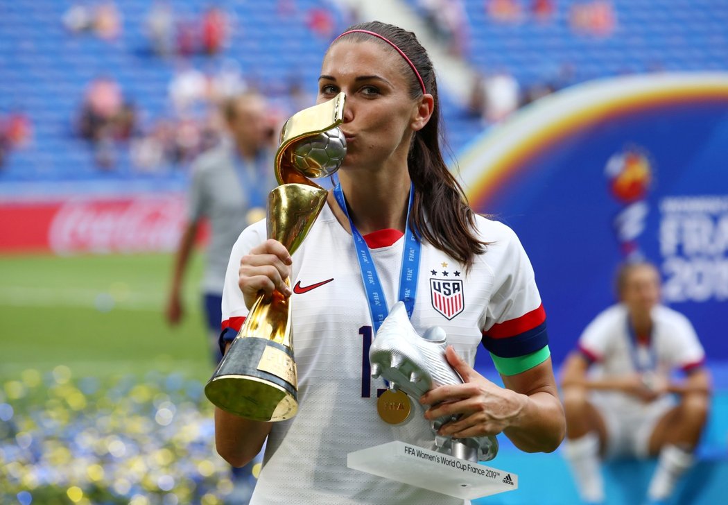 Americká kráska Alex Morganová se už podruhé v kariéře mohla pomazlit s trofejí pro mistryně světa