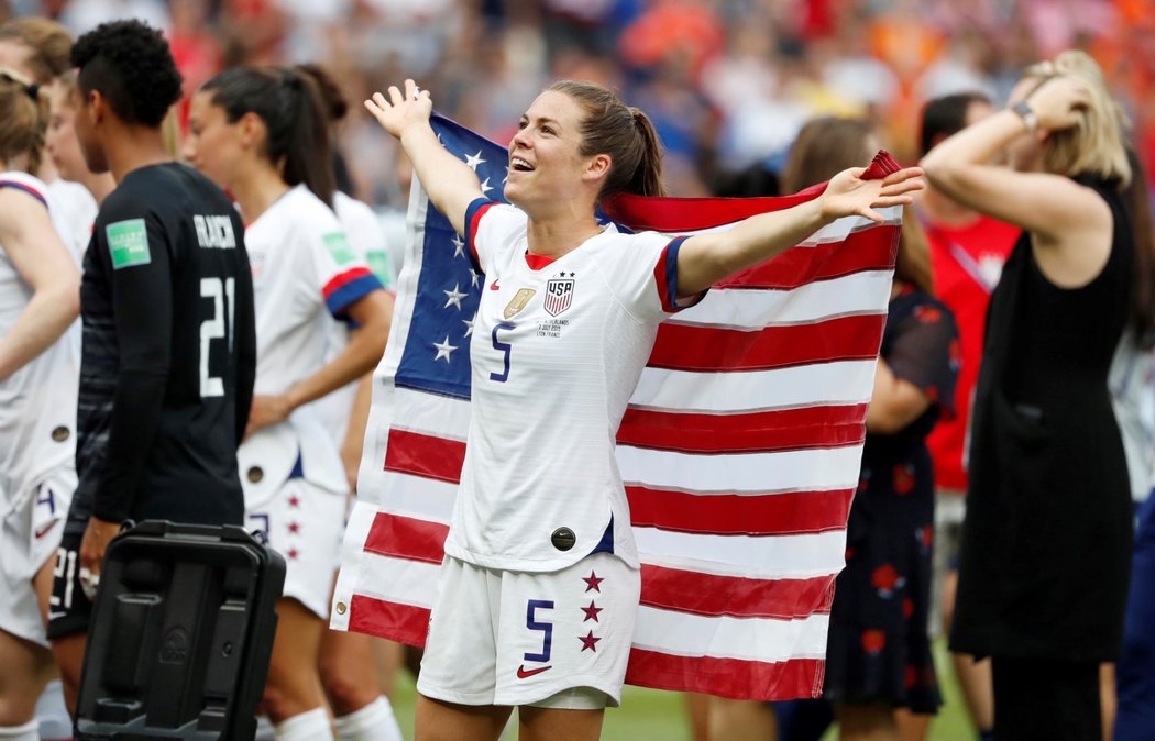 Kelley O´Haraová si mistrovské oslavy užívala s americkou vlajkou přímo na hřišti