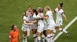Americké fotbalistky se radují z druhé branky ve finále proti Nizozemsku, kterou vstřelila Rose Lavelleová