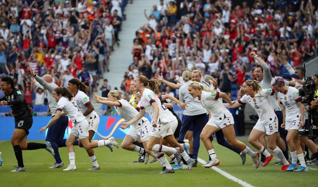 Obrovská euforie zaplavila americké fotbalistky po závěrečném hvizdu finále proti Nizozemsku (2:0)