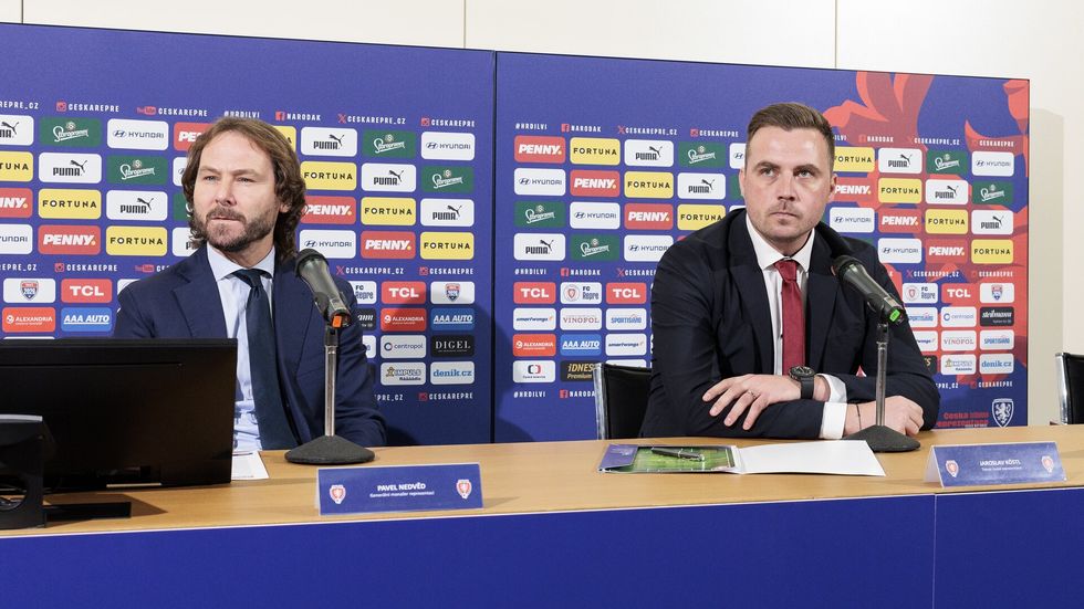 Generální manažer reprezentací Pavel Nedvěd s dočasným trenérem Jaroslavem Köstlem