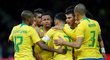 Brazilští fotbalisté se radují z jediné branky zápasu, o kterou se postaral Gabriel Jesus