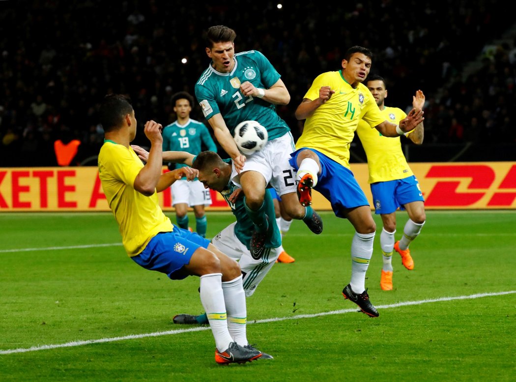 Německý útočník Mario Gomez dělal Brazilcům v přípravném zápase problémy, gól však nevstřelil