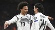 Leroy Sané (vlevo) zařídil vedení Němců v utkání v Nizozemsku