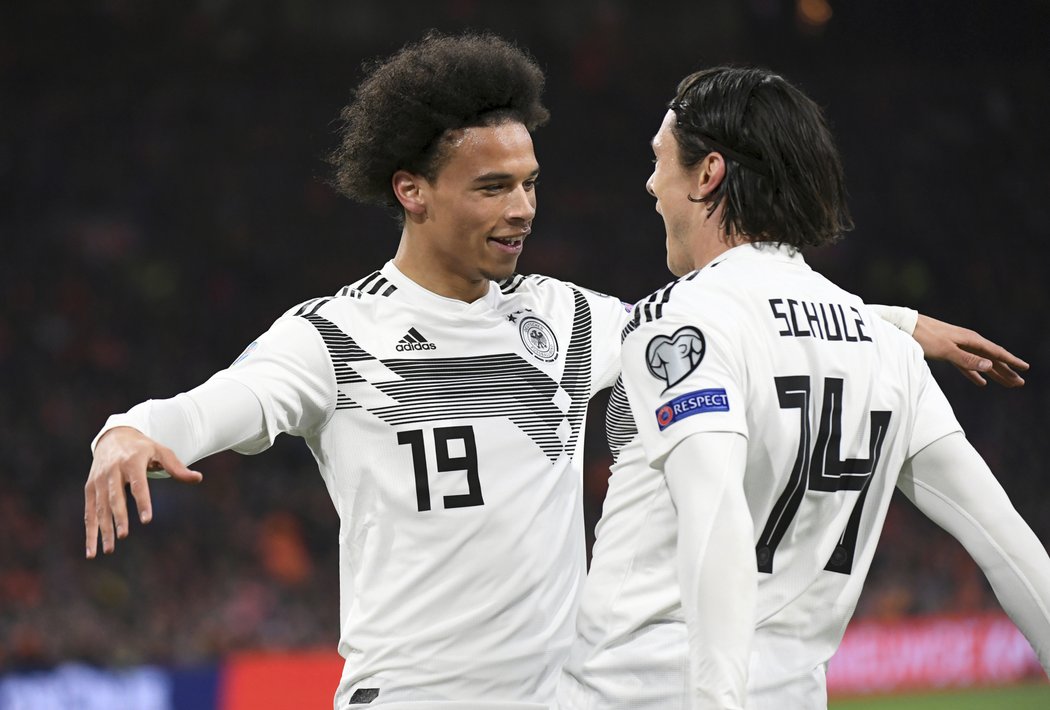 Leroy Sané (vlevo) zařídil vedení Němců v utkání v Nizozemsku