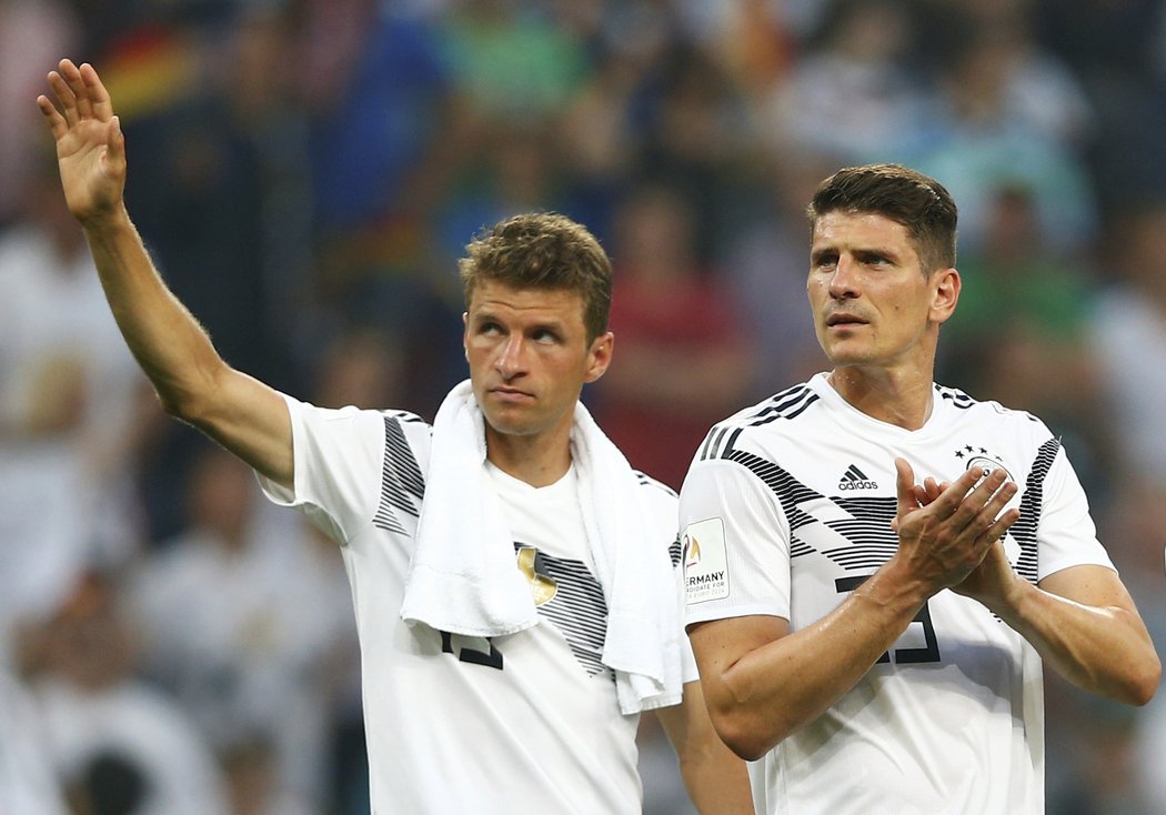 Němečtí fotbalisté Thomas Müller a Mario Gomez děkují fanouškům po přípravném zápase proti Saúdské Arábii