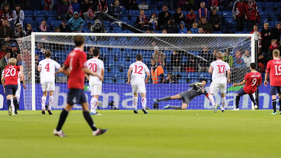 Abdellaoue právě proměňuje nařízenou penaltu, Petr Čech je bezmocný.