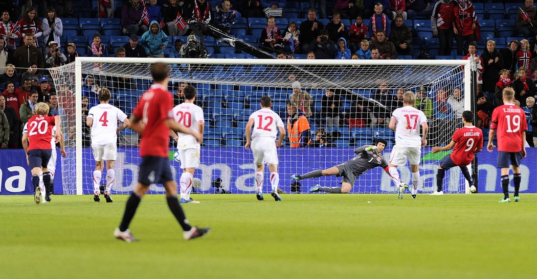 Abdellaoue právě proměňuje nařízenou penaltu, Petr Čech je bezmocný.