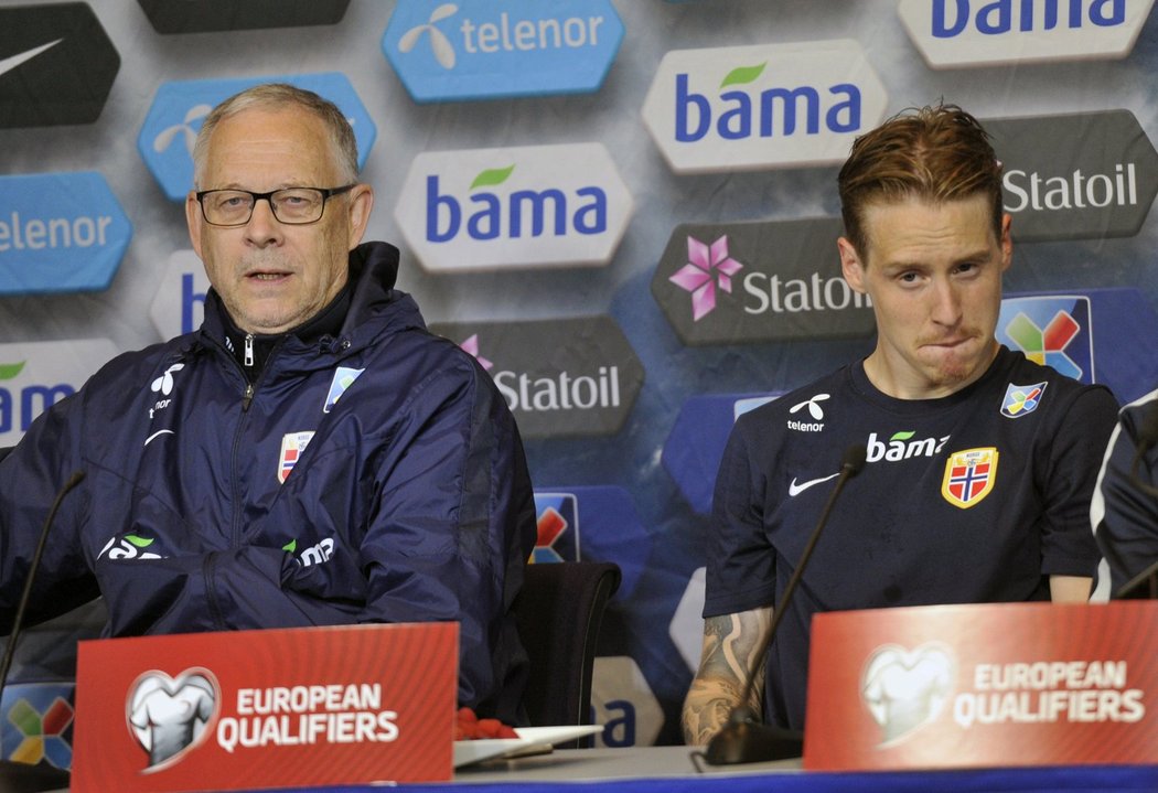 Norský trenér Lars Lagerbäck (vlevo) a kapitán týmu Stefan Johansen