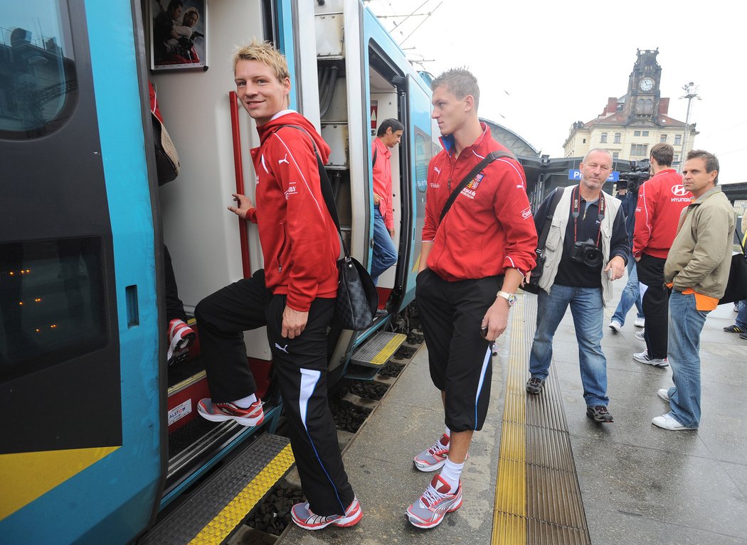 Jan Rajnoch a Tomáš Necid (vpravo) nastupují do pendolina, kterým vyrazí do Olomouce na zápas s Litvou