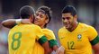 Romulo (vlevo) a Hulk (vpravo) gratulují Neymarovi k proměněné penaltě