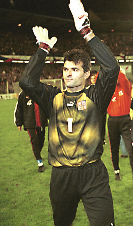 Pavel Srníček v reprezentačním dresu po výhře nad Faerskými ostrovy v roce 1999