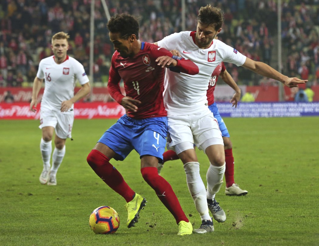 Střídající Theo Gebre Selassie si kryje míč před Bartoszem Bereszynskim