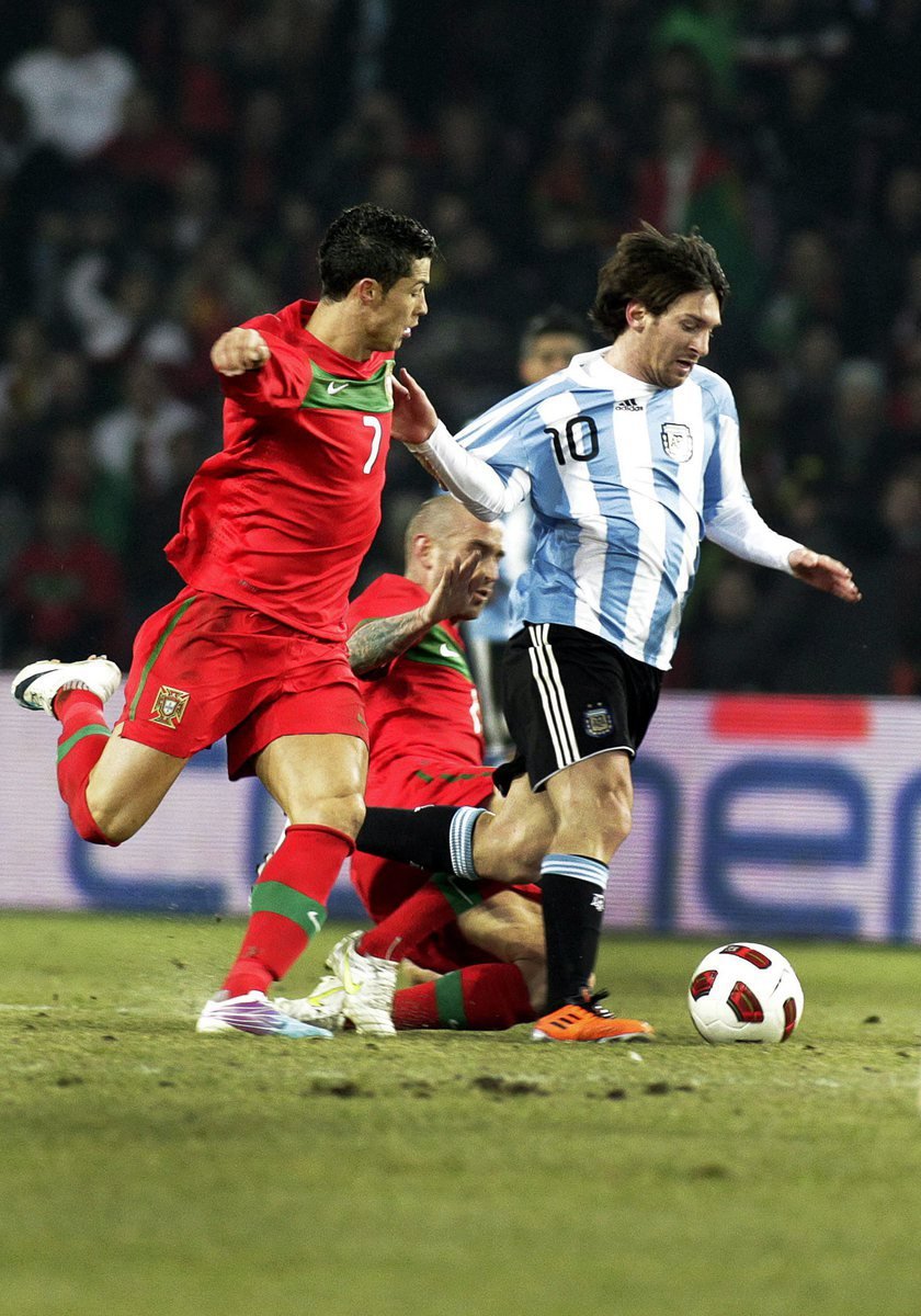 Portugalec Cristiano Ronaldo (vlevo) se spolu s Raulem Meirelesem snaží zastavit Lionela Messiho