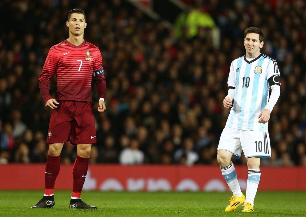 Portugalec Cristiano Ronaldo a Argentinec Lionel Messi v přátelském reprezentačním zápase v roce 2014