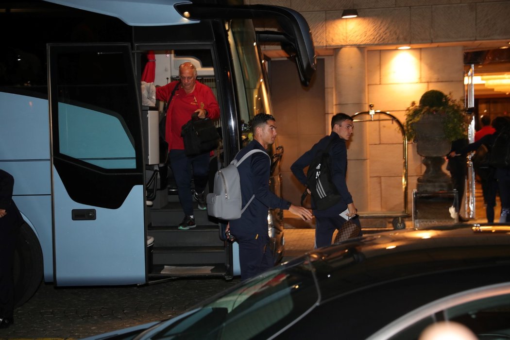 Cristiano Ronaldo po příletu do Prahy před hotelem Four Seasons