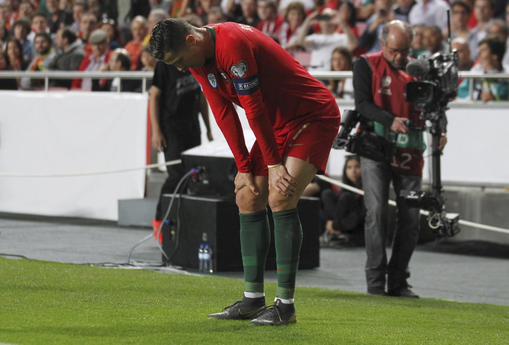 Cristiano Ronaldo kvůli zranění nedohrál utkání proti Srbsku