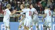 Čeští fotbalisté slaví čtvrtý gól v ukrajinské síti, střelec Daniel Kolář stojí zády uprostřed