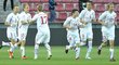 Čeští fotbalisté se radují z proměněné penalty Michala Kadlece