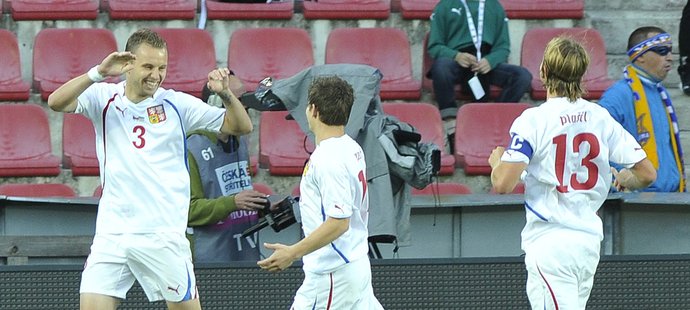 Michal Kadlec (vlevo) se s Václavem Pilařem raduje z vedoucího gólu proti Ukrajině, k nim dobíhá Jaroslav Plašil