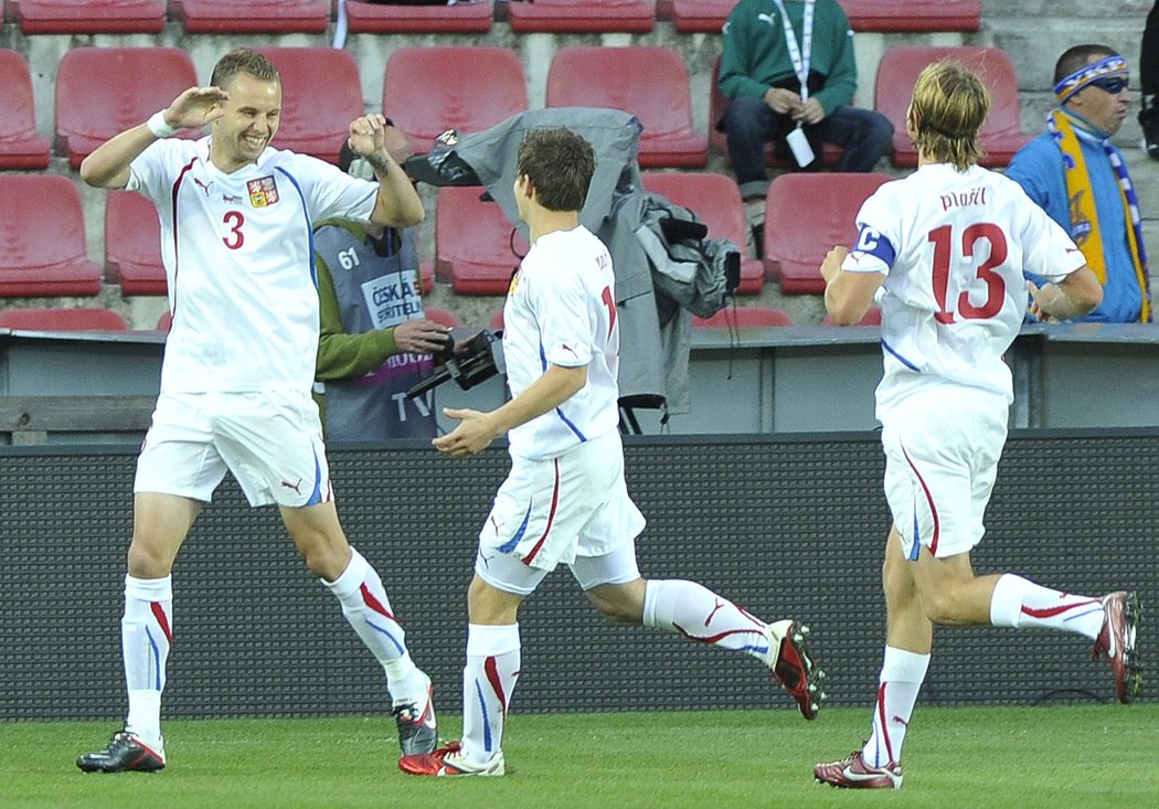 Michal Kadlec (vlevo) se s Václavem Pilařem raduje z vedoucího gólu proti Ukrajině, k nim dobíhá Jaroslav Plašil