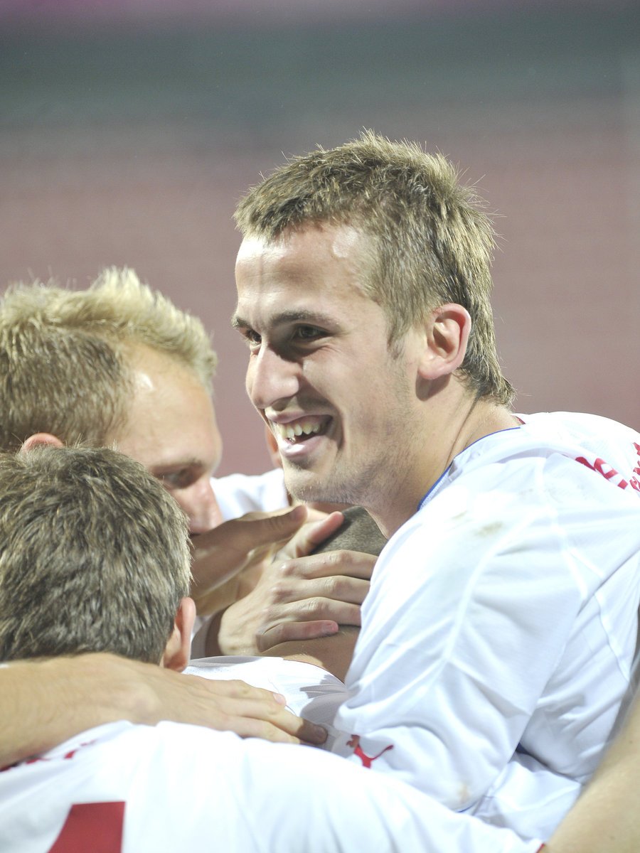 Tomáš Pekhart drží v objetí střelce třetího gólu Jana Rezka