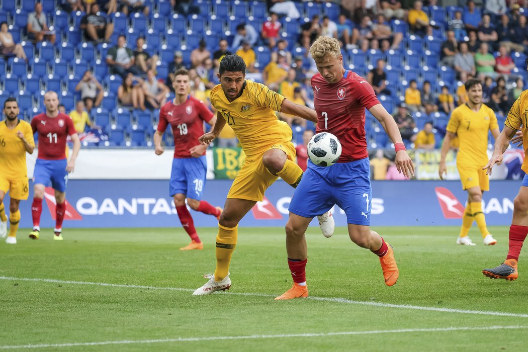 Antonín Barák zpracovává míč v pokutovém území soupeře