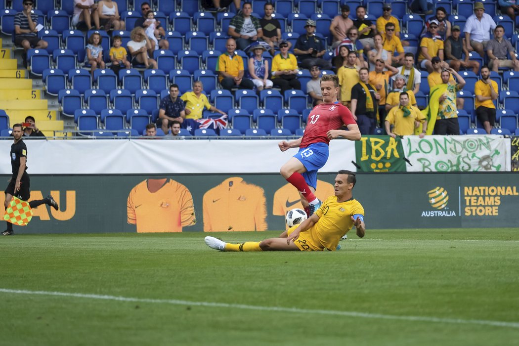 Trent Sainsbury blokuje pokus Jana Kopice