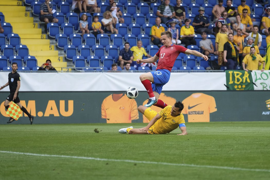 Trent Sainsbury blokuje pokus Jana Kopice