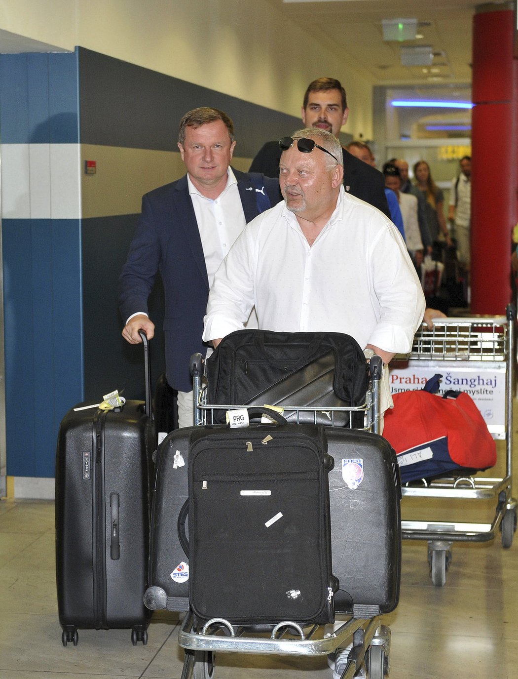 Jaroslav Dudl, technický vedoucí české reprezentace, a trenér Pavel Vrba po příletu z EURO 2016.