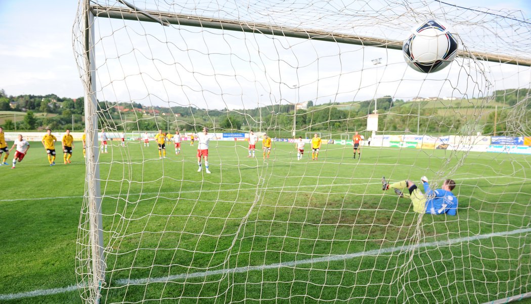 Michal Kadlec právě střílí z penalty druhý český gól