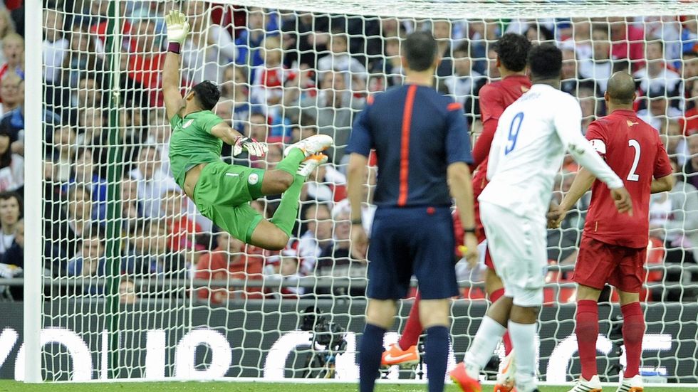 Brankář Peru Fernandez marně plachtí za fantastickou střelou Daniela Sturridge