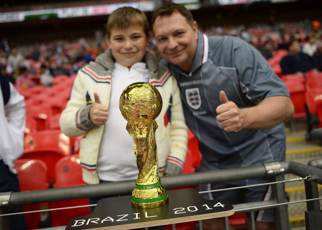 Angličtí fanoušci pózují za replikou poháru pro mistry světa před zápasem s Peru